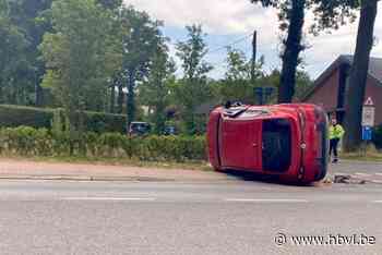 Auto belandt op zijn zij op Grote Baan in Helchteren, vrouw (39) lichtgewond