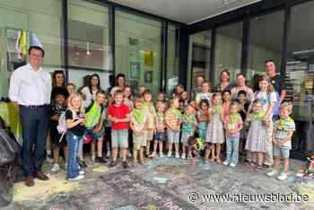 Pleegzorg wil met stoepkrijtactie aandacht vestigen op tekort aan pleegouders: “in 2023 was er voor 744 kinderen geen plaats in een crisispleeggezin”