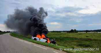 Auto met aanhanger en jetski vliegt in brand
