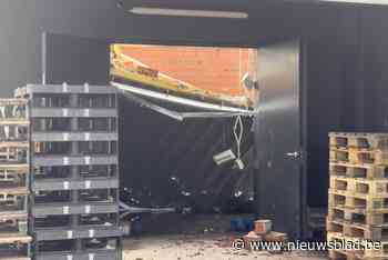 Dak van magazijn van Aldi stort in, brandweer bevrijdt twee medewerksters uit lokaal ernaast: “Hoorden een enorme krak”