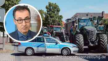 Bauern demonstrieren bei Landwirtschaftsminister Özdemirs Sommertour: „Vertritt uns nicht mehr”