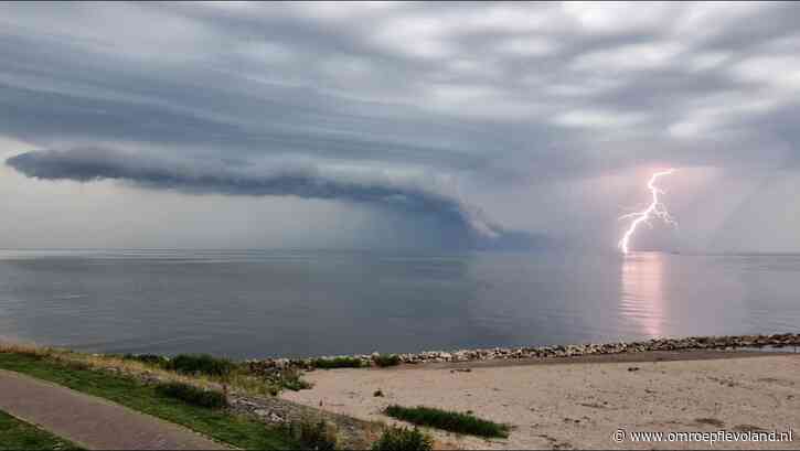 Flevoland - Zware buien trekken over Flevoland, maar zorgen voor weinig overlast en schade