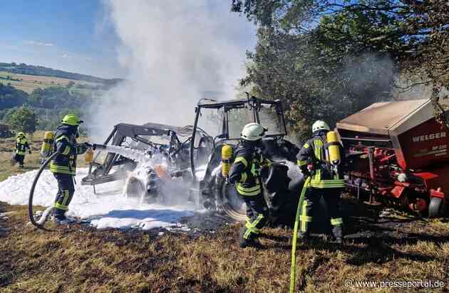 FW VG Westerburg: Traktor brennt bei Heuernte vollständig aus - Feuerwehr verhindert größeren Flächenbrand