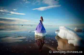 'Her whole future ahead of her': Sask. photographer captures Manitoba graduate posing on iceberg