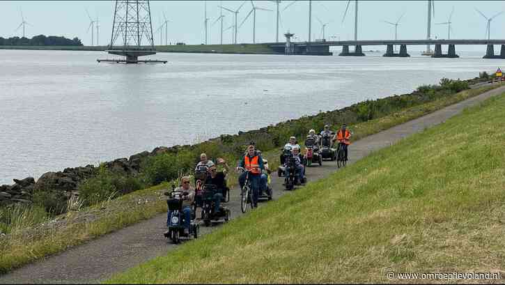 Urk - Bonte club scootmobielers uit Urk houdt eigen vierdaagse: 'Iedereen kijkt ernaar uit'