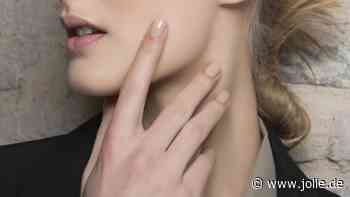 Glossy Nude Nails: Dieses minimalistische Nageldesign liegt im Trend