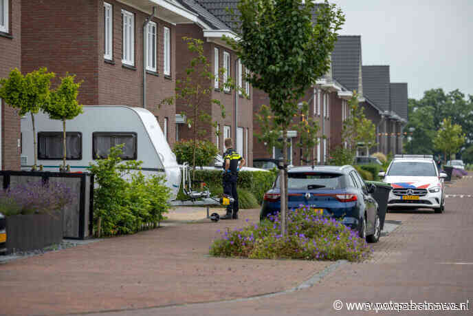 Politieheli boven Wilnis: agenten omsingelen woning