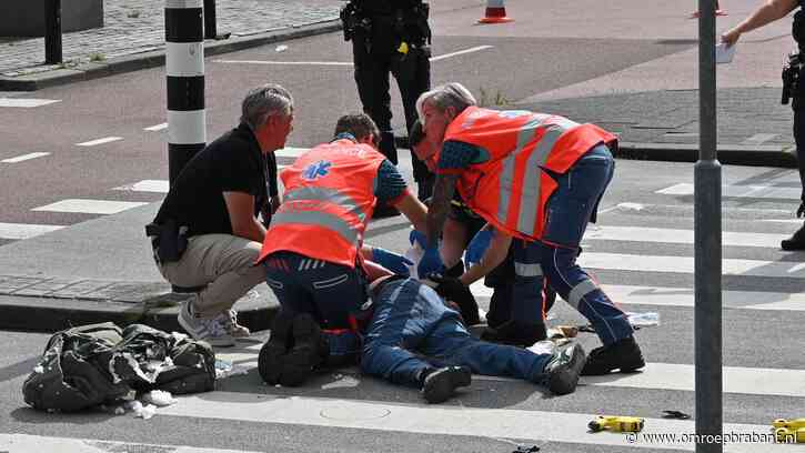 Man neergestoken bij politiebureau, dader raakt ook gewond