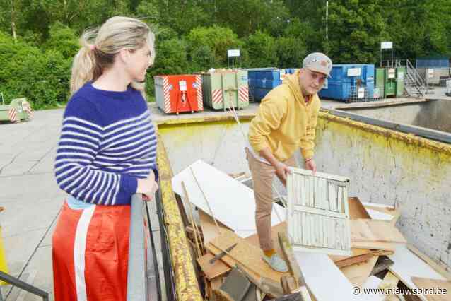 Kunstenaar snuistert in containerpark voor wereldwijd project: “Mensen verbinden via hun achtergelaten materialen”