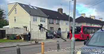Reede Road, Dagenham shut after bus crashes into pole