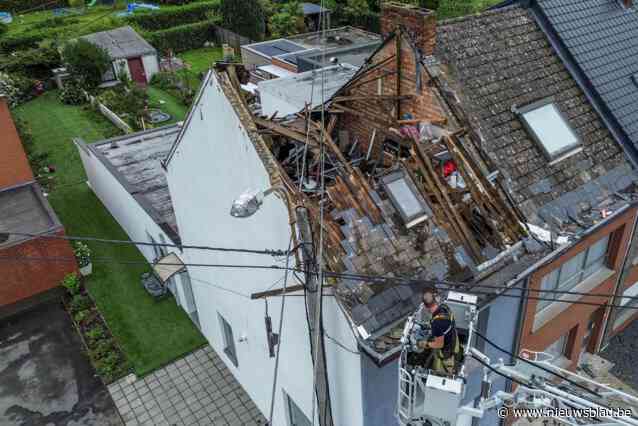 Dag nadat extreem onweer over Mechelen trok meten bewoners schade op: “50 woningen beschadigd, pylonen als lucifers geknakt, daken vernield door hoogspanningskabels”