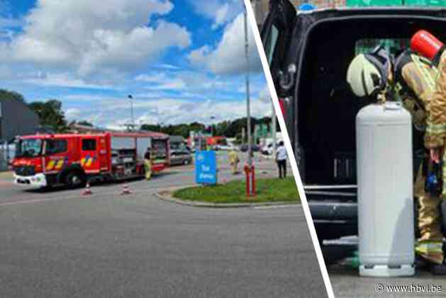 Gasfles begint te lekken in koffer van auto: straat aan McDonald’s Kuringen afgesloten