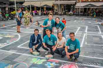 Grote tekening op Martelarenplein vraagt aandacht voor pleegzorg: “Met crisisopvang kan je echt verschil maken in het leven van een kind”