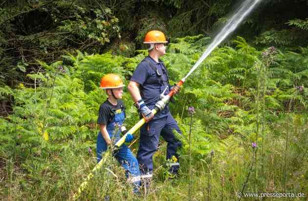 FW-AR: Die Jugendfeuerwehr der Stadt Arnsberg übt die Bekämpfung von Waldbränden