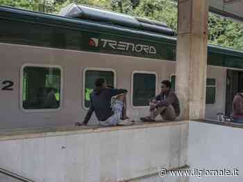 Devasta la stazione, poi picchia vigilante e poliziotto: fermato marocchino irregolare