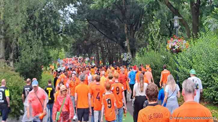 Oranjestoet onderweg naar het stadion voor EK-wedstrijd Nederland