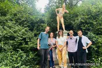 Vijfde kunstwerk in reeks ‘Publiek Figuur’ ingehuldigd in Stadspark: “Beeld doet nadenken over onze plek in de wereld”
