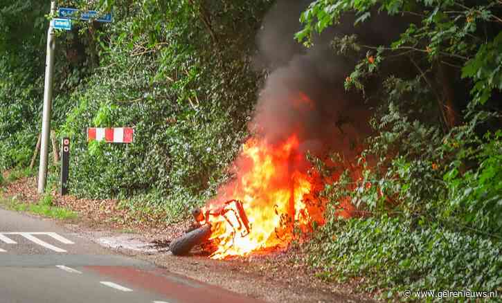 Motorrijder schrikt als zijn motor onder het rijden in brand vliegt