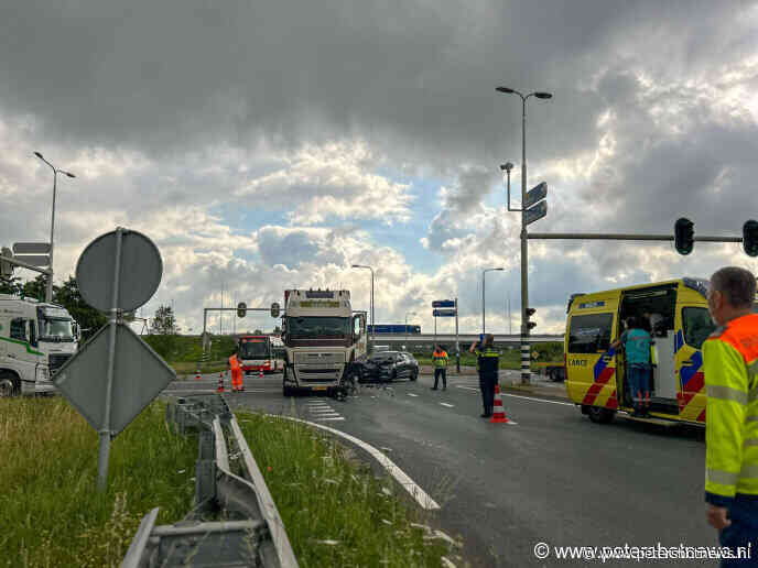 Verkeershinder op N201 door botsing op kruispunt bij Vinkeveen