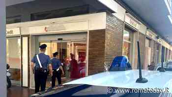 Dimentica di prendere i soldi al bancomat, donna trova il denaro e lo porta ai carabinieri