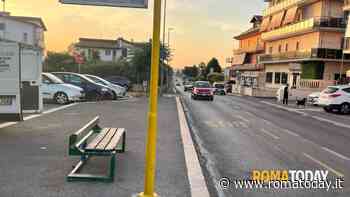 Periferie di Roma senza pensiline, utenti costretti ad aspettare gli autobus sotto il sole