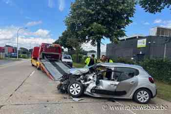 Automobilist gewond na botsing met vrachtwagen