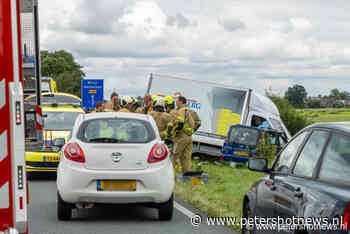 Zware botsing tussen auto en vrachtwagen op N212 bij Kamerik, weg volledig dicht