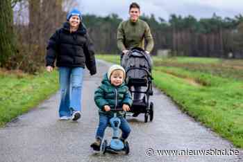 Wielrennertjes tot 6 jaar bekampen elkaar op loopfietsjes