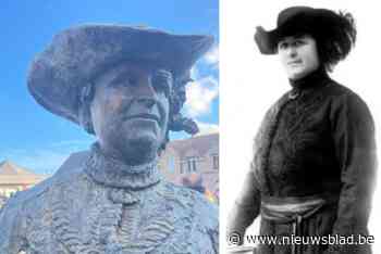 Eerste vrouwelijke burgemeester verbeeld op nieuwe markt die haar naam niet mag dragen: “?Het dorp bleek er nog niet rijp genoeg voor”