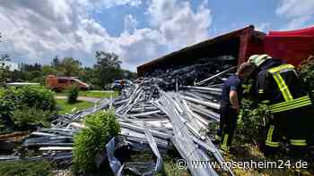 Lkw umgekippt – Metallteile bei Stadl im Gemeindebiet Schechen auf Wiese verteilt