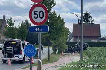 Voertuig crasht met hoge snelheid tegen boom en belandt op dak: bestuurder zwaargewond afgevoerd