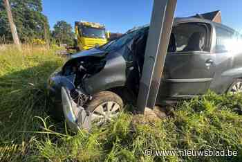 Auto botst tegen paal aan spoorwegovergang in Alken, 19-jarige lichtgewond