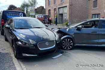Auto knalt tegen geparkeerde Jaguar: een gewonde