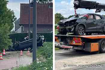 Voertuig crasht met hoge snelheid tegen boom en belandt op dak: bestuurder (29) zwaargewond afgevoerd
