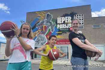 Kleine basketbalspelers kijken op naar Emma Meesseman (en haar muurschildering): “Ook zij is hier begonnen”