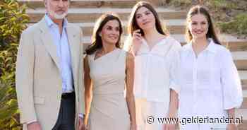 Koningin Letizia’s nauwsluitende jurk van Mango liet haar figuur en gebronsde huid perfect uitkomen