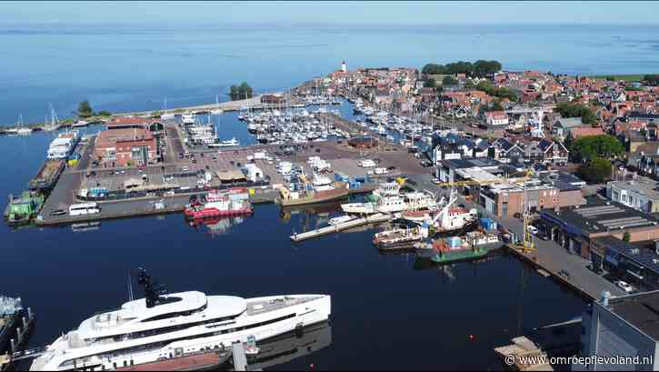 Urk - Boete voor vervuilen Urker haven bij kotterrenovatie, geen straf voor missend asbestdocument