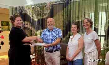 Wethouder Jan Hazen neemt petitie buslijnen in ontvangst