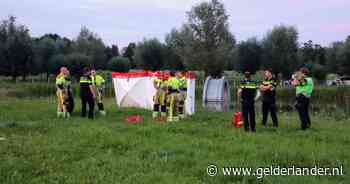 Hulpdiensten redden persoon uit het water in Tiel en starten reanimatie
