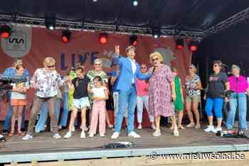 Günther Neefs zingt en swingt met Wuustwezelse dames op Vlaamse feestdag in Bar Woest