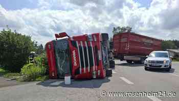 Lkw kippt auf Staatsstraße um: Horrender Schaden und stundenlange Sperre