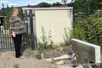 Georgine kan garage niet meer in doordat er betonblok voor staat: “Op het gemeentehuis zeiden ze dat ik er maar een fiets in moet zetten”