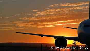 Toilette gesucht, Notrutsche ausgelöst: Frau sorgt bei ihrem erstem Flug für Mega-Chaos