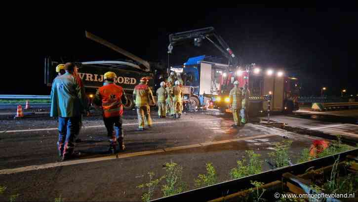 Lelystad - A6 afgesloten bij Lelystad na ernstig ongeluk tijdens wegwerkzaamheden