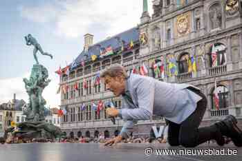 IN BEELD. Vlaanderen Feest al zwemmend en roeiend op Grote Markt in Antwerpen