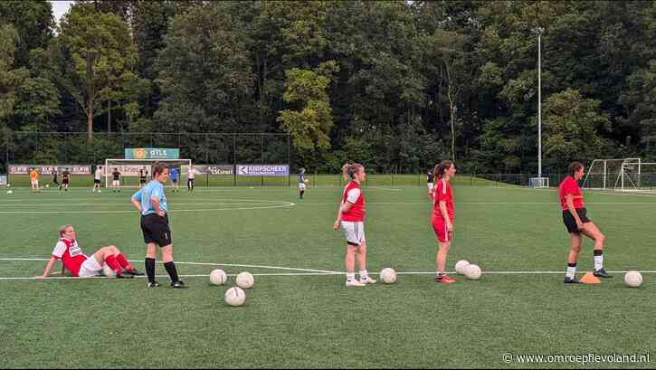 Biddinghuizen - Na tien jaar trekken vrouwen uit Biddinghuizen de voetbalschoenen weer aan
