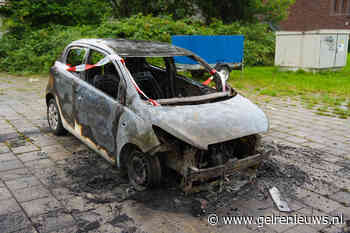 Auto volledig uitgebrand op parkeerplaats in Arnhem