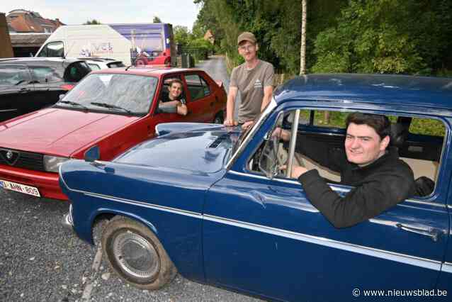 Vriendengroep trekt met twee oldtimers naar Budapest Rally: “We sleutelden een jaar lang, soms tot aan het ochtendgloren, aan de auto’s”