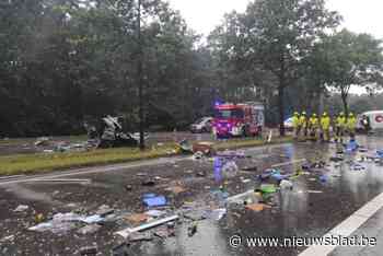 Enorme ravage na ongeval op Ringlaan in Lommel: bestelwagen breekt in twee