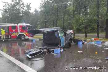 Enorme ravage en twee zwaargewonden na ongeval in Lommel: bestelwagen breekt in tweeën